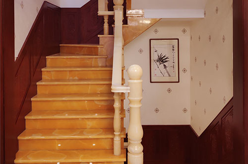 丰润中式别墅室内汉白玉石楼梯的定制安装装饰效果