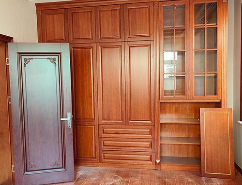 丰润中式家庭装修里定制的实木衣柜效果图